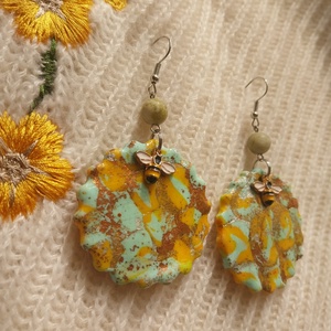 Nagy Méhecskés Gyurma Fülbevaló - ékszer - fülbevaló - lógós kerek fülbevaló - Meska.hu