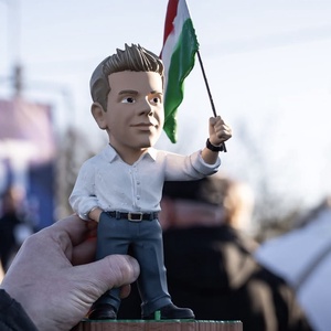 Magyar Péter stilizált figura doboz talapzatt, Otthon & Életmód, Dekoráció, Dekoratív figurák és szobrok, Mindenmás, MESKA