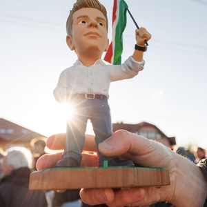 Magyar Péter stilizált figura doboz talapzatt - otthon & életmód - dekoráció - dekoratív figurák és szobrok - Meska.hu