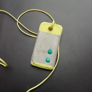 Sárga-türkiz színű beton nyaklánc-KIFUTÓ TERMÉK, Ékszer, Nyaklánc, Medálos nyaklánc, Ékszerkészítés, Festett tárgyak, MESKA