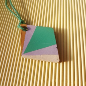 Trapéz alakú színes beton nyaklánc , Ékszer, Nyaklánc, Medálos nyaklánc, Festett tárgyak, Ékszerkészítés, MESKA