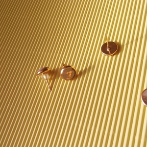 Arany mintázatú beton bedugós fülbevaló  - ékszer - fülbevaló - pötty fülbevaló - Meska.hu