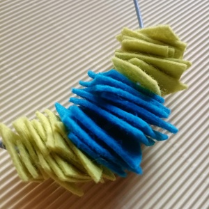 Színes kék mustársárga filc nyaklánc-KIFUTÓ TERMÉK, Ékszer, Nyaklánc, Statement nyaklánc, Ékszerkészítés, MESKA