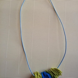 Színes kék mustársárga filc nyaklánc-KIFUTÓ TERMÉK - ékszer - nyaklánc - statement nyaklánc - Meska.hu