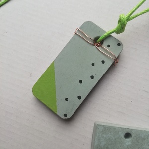 Zöld beton nyaklánc pöttyökkel-KIFUTÓ TERMÉK1, Ékszer, Nyaklánc, Medálos nyaklánc, Festett tárgyak, Ékszerkészítés, MESKA