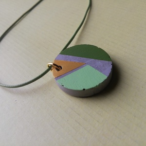 Zöld és arany kör alakú beton nyaklánc  - ékszer - nyaklánc - medálos nyaklánc - Meska.hu