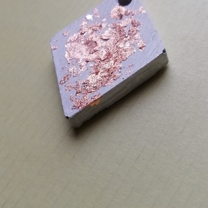 Fehér és réz színű beton trapéz medál nyaklánc - ékszer - nyaklánc - medálos nyaklánc - Meska.hu