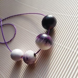 Fehér és lila fa nyaklánc-KIFUTÓ TERMÉK - ékszer - nyaklánc - bogyós nyaklánc - Meska.hu