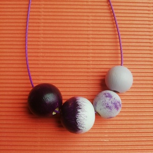 Fehér és lila fa nyaklánc-KIFUTÓ TERMÉK - ékszer - nyaklánc - bogyós nyaklánc - Meska.hu