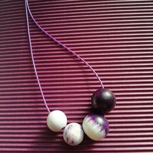 Fehér és lila fa nyaklánc-KIFUTÓ TERMÉK, Ékszer, Nyaklánc, Bogyós nyaklánc, Festett tárgyak, Ékszerkészítés, MESKA