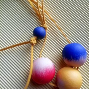 Piros-kék-sárga bogyós fa nyaklánc-KIFUTÓ TERMÉK, Ékszer, Nyaklánc, Bogyós nyaklánc, Ékszerkészítés, Festett tárgyak, MESKA