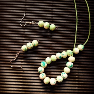 Zöld színű apró bogyós nyaklánc és fülbevaló szett, Ékszer, Ékszerszett, Festett tárgyak, Ékszerkészítés, MESKA