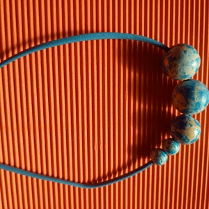 Kék kézzel festett fagyöngy nyaklánc  - ékszer - nyaklánc - bogyós nyaklánc - Meska.hu