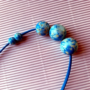 Kék kézzel festett fagyöngy nyaklánc , Ékszer, Nyaklánc, Bogyós nyaklánc, Festett tárgyak, Ékszerkészítés, MESKA