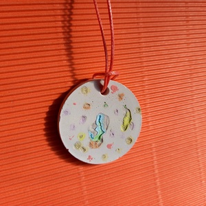 Pasztell mintás betonékszer kör alakú medál nyaklánc-KIFUTÓ TERMÉK, Ékszer, Nyaklánc, Medálos nyaklánc, Festett tárgyak, Ékszerkészítés, MESKA