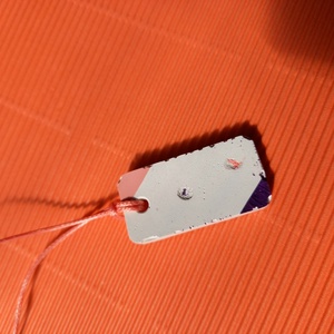 Lila és rózsaszín mintás fehér gipsz téglalap medál nyaklánc-KIFUTÓ TERMÉK - ékszer - nyaklánc - medálos nyaklánc - Meska.hu