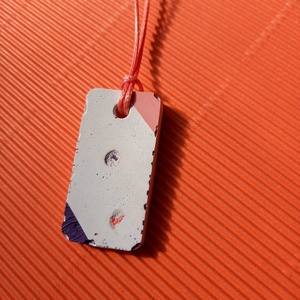 Lila és rózsaszín mintás fehér gipsz téglalap medál nyaklánc-KIFUTÓ TERMÉK, Ékszer, Nyaklánc, Medálos nyaklánc, Festett tárgyak, MESKA