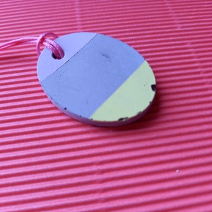 Sárga és lila mintázatú beton nyaklánc-KIFUTÓ TERMÉK - ékszer - nyaklánc - medálos nyaklánc - Meska.hu