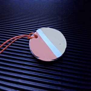 Pasztell narancs es bézs betonékszer kör alakú medál nyaklánc-KIFUTÓ TERMÉK, Ékszer, Nyaklánc, Medálos nyaklánc, Festett tárgyak, Ékszerkészítés, MESKA