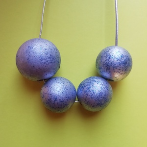 Kézzel készített kékes ezüst mintás festett fa nyaklánc, Ékszer, Nyaklánc, Bogyós nyaklánc, Ékszerkészítés, Festett tárgyak, MESKA