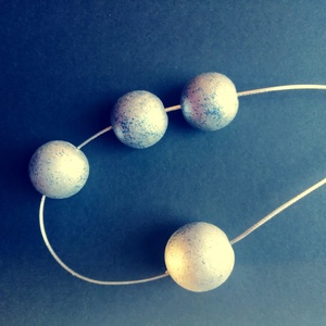 Kézzel készített kékes ezüst mintás festett fa nyaklánc - ékszer - nyaklánc - bogyós nyaklánc - Meska.hu