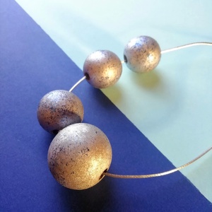 Kézzel készített kékes ezüst mintás festett fa nyaklánc - ékszer - nyaklánc - bogyós nyaklánc - Meska.hu