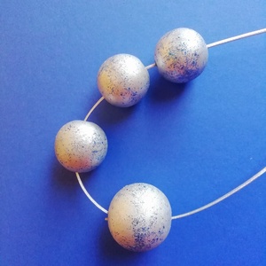 Kézzel készített kékes ezüst mintás festett fa nyaklánc - ékszer - nyaklánc - bogyós nyaklánc - Meska.hu