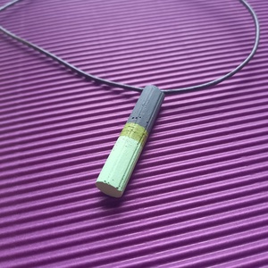 Zöld csíkos hosszúkás alakú beton nyaklánc  - ékszer - nyaklánc - medálos nyaklánc - Meska.hu