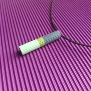 Zöld csíkos hosszúkás alakú beton nyaklánc  - ékszer - nyaklánc - medálos nyaklánc - Meska.hu