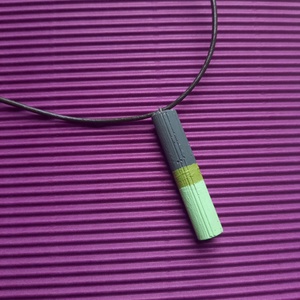 Zöld csíkos hosszúkás alakú beton nyaklánc , Ékszer, Nyaklánc, Medálos nyaklánc, Festett tárgyak, Ékszerkészítés, MESKA