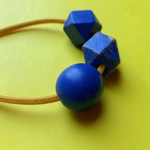 Kék-sárga fa bogyós absztrakt nyaklánc  - ékszer - nyaklánc - bogyós nyaklánc - Meska.hu