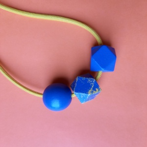 Kék-sárga fa bogyós absztrakt nyaklánc , Ékszer, Nyaklánc, Bogyós nyaklánc, Festett tárgyak, Ékszerkészítés, MESKA