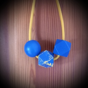 Kék-sárga fa bogyós absztrakt nyaklánc  - ékszer - nyaklánc - bogyós nyaklánc - Meska.hu