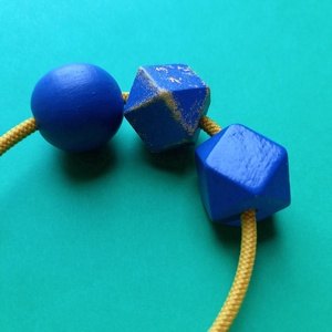 Kék-sárga fa bogyós absztrakt nyaklánc  - ékszer - nyaklánc - bogyós nyaklánc - Meska.hu