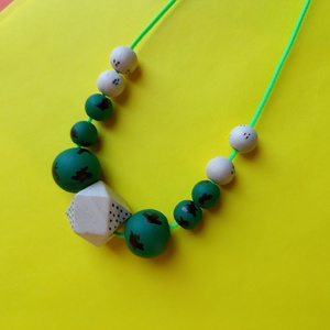 Zöld-fekete mintás festett fa nyaklánc-KIFUTÓ TERMÉK, Ékszer, Nyaklánc, Bogyós nyaklánc, Ékszerkészítés, Festett tárgyak, MESKA