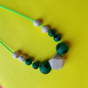 Zöld-fekete mintás festett fa nyaklánc-KIFUTÓ TERMÉK - ékszer - nyaklánc - bogyós nyaklánc - Meska.hu