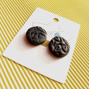 Fekete kerek gyurma fülbevaló - ékszer - fülbevaló - pötty fülbevaló - Meska.hu