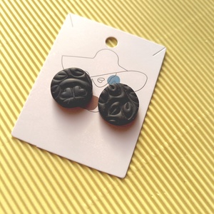 Fekete kerek gyurma fülbevaló - ékszer - fülbevaló - pötty fülbevaló - Meska.hu