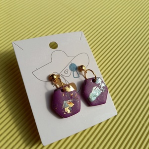 Lila fémfóliás geometrikus gyurma fülbevaló-KIFUTÓ TERMÉK - ékszer - fülbevaló - lógó fülbevaló - Meska.hu