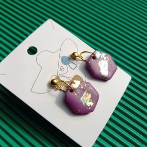Lila fémfóliás geometrikus gyurma fülbevaló-KIFUTÓ TERMÉK, Ékszer, Fülbevaló, Lógó fülbevaló, Ékszerkészítés, MESKA