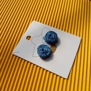 Kék bedugós rózsa gyurma fülbevaló - ékszer - fülbevaló - pötty fülbevaló - Meska.hu