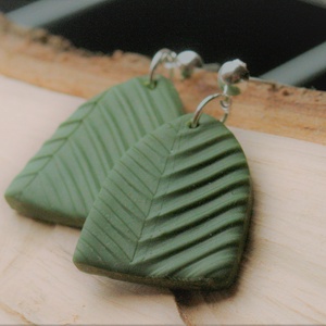 Zöld lógós gyurma fülbevaló, Ékszer, Fülbevaló, Lógó fülbevaló, Ékszerkészítés, MESKA