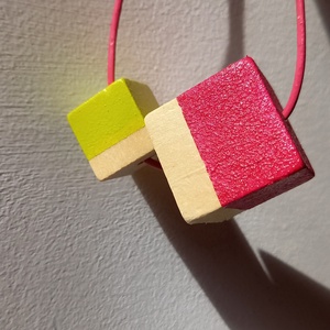 Lime zöld és fukszia pink csíkos fa kocka nyaklánc , Ékszer, Nyaklánc, Bogyós nyaklánc, Festett tárgyak, Ékszerkészítés, MESKA