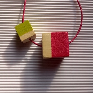 Lime zöld és fukszia pink csíkos fa kocka nyaklánc  - ékszer - nyaklánc - bogyós nyaklánc - Meska.hu