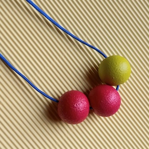 Fekete, lime zöld, fukszia pink élénk színű festett fagyöngy nyaklánc  - ékszer - nyaklánc - bogyós nyaklánc - Meska.hu