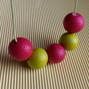 Fekete, lime zöld, fukszia pink élénk színű festett fagyöngy nyaklánc  - ékszer - nyaklánc - bogyós nyaklánc - Meska.hu
