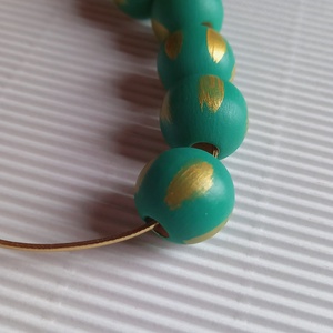 Világoszöld és arany színű festett fagyöngy nyaklánc  - ékszer - nyaklánc - bogyós nyaklánc - Meska.hu