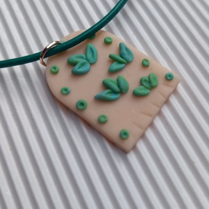 Zöld-fehér virágos gyurma nyaklánc - ékszer - nyaklánc - medál - Meska.hu