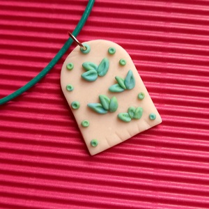 Zöld-fehér virágos gyurma nyaklánc - ékszer - nyaklánc - medál - Meska.hu