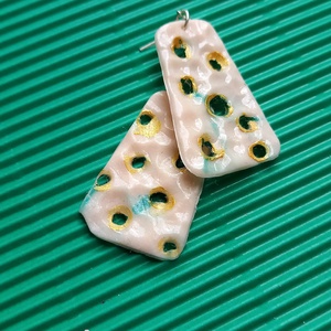 Lógós gyurma fülbevalók színes választékban - ékszer - fülbevaló - lógó fülbevaló - Meska.hu